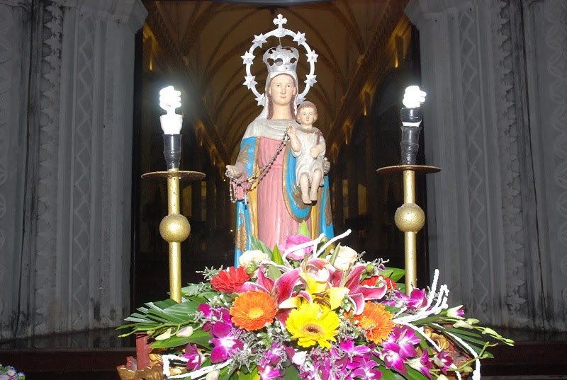 Hình ảnh Mẹ Mân Côi được để ở Bàn Thờ Công Giáo